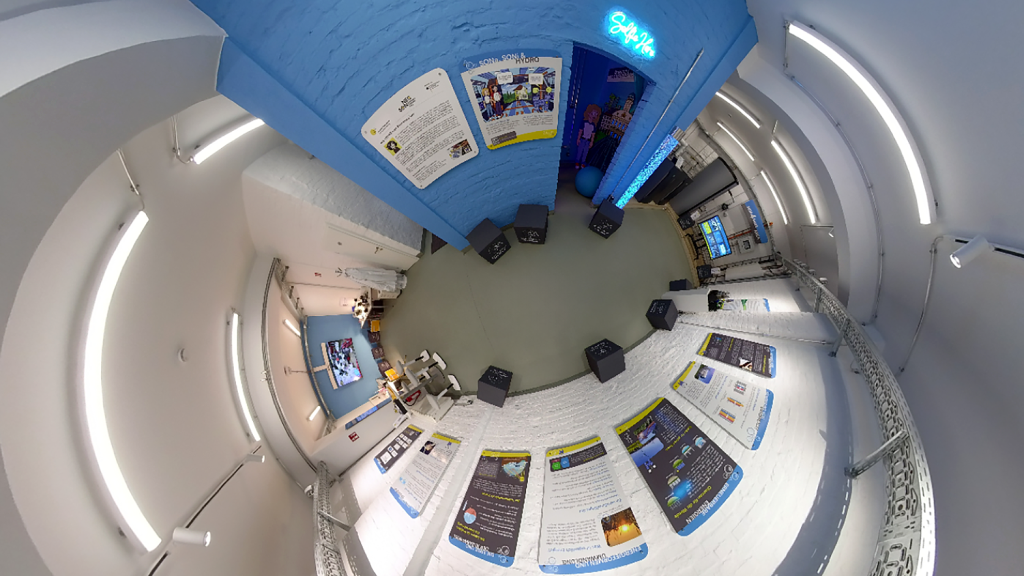 Das Bild zeigt eine 360-Grad-Ansicht eines modern gestalteten Ausstellungsraums mit gewölbten Decken und weißen Wänden.