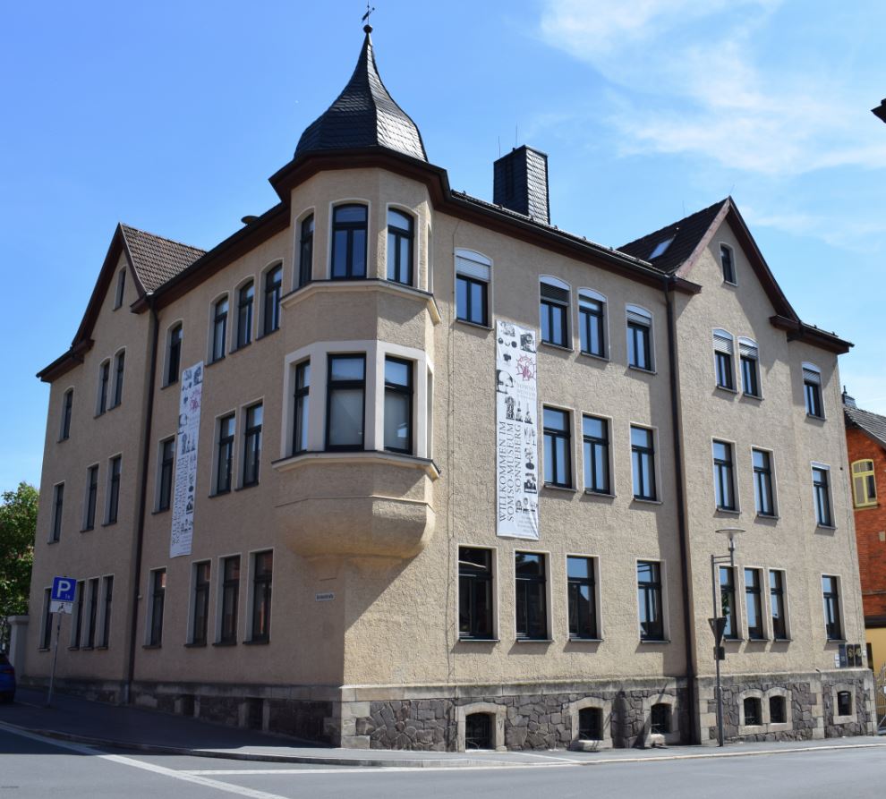 Gelbes Haus mit blauem Himmel an der Straßenecke.