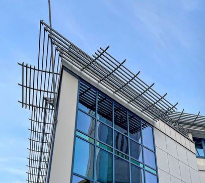 Glas- und Stahlfassade beim Stadtarchiv mit blauem Himmel.