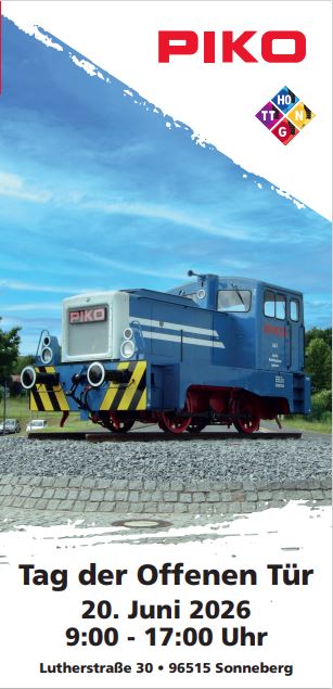 Blaue Lok auf Gleisbett vor blauem Hintergrund. Rechts oben das Logo von PIKO und unter dem Bild die Informationen zum Tag der offenen Tür.